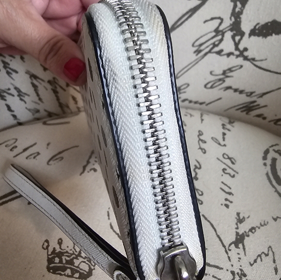 Michael Kors White w/ blk Polka Dot Fulton Multifunction Phone Case Wallet GUC - Picture 4 of 16